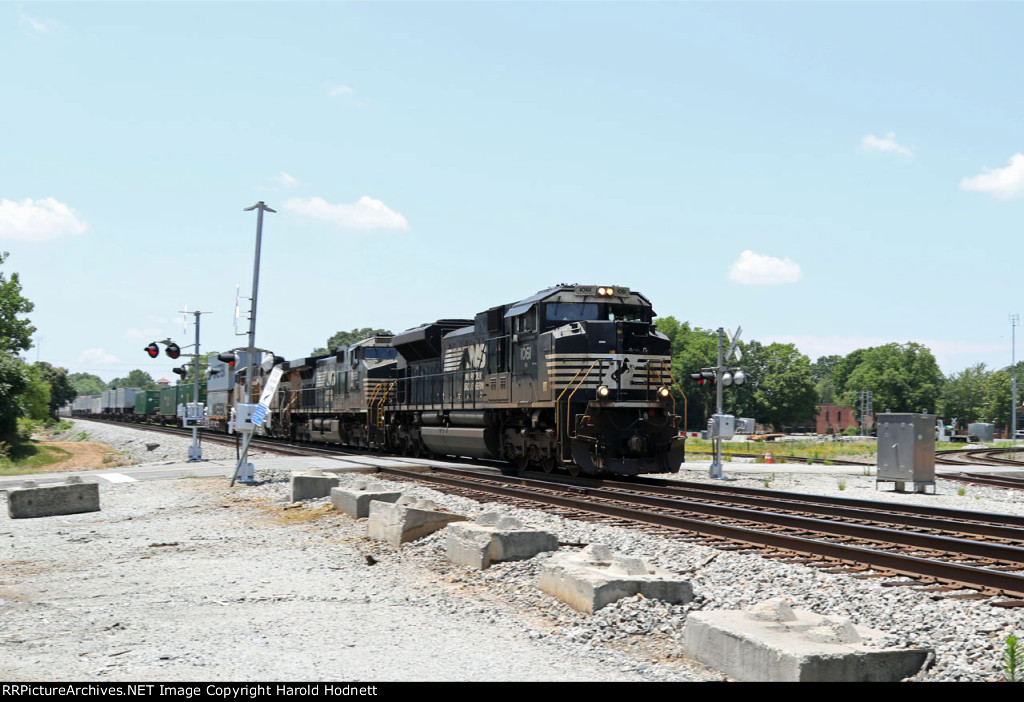 NS 1061 leads train 212 northbound